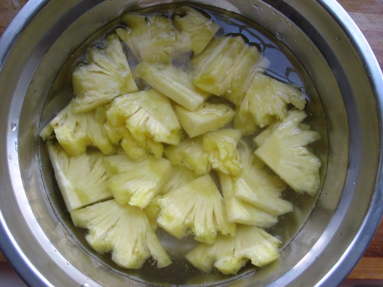 自制菠萝罐头步骤4