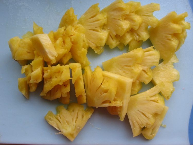 自制菠萝罐头步骤3