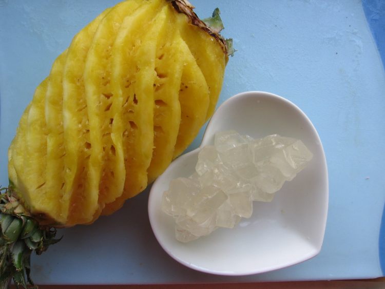 自制菠萝罐头步骤1
