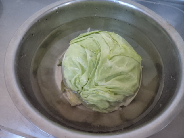 圆白菜炒香菇步骤1