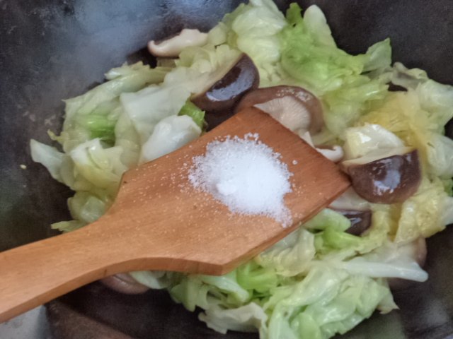 圆白菜炒香菇步骤7