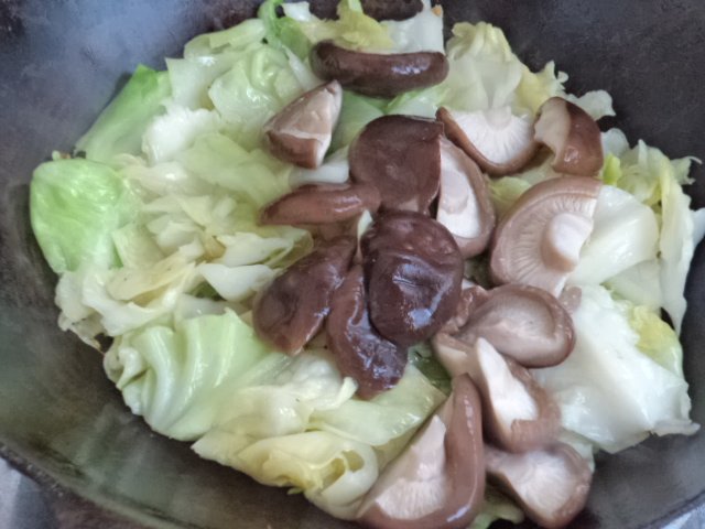 圆白菜炒香菇步骤6