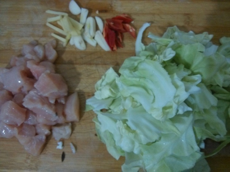 圆白菜鸡丁步骤2