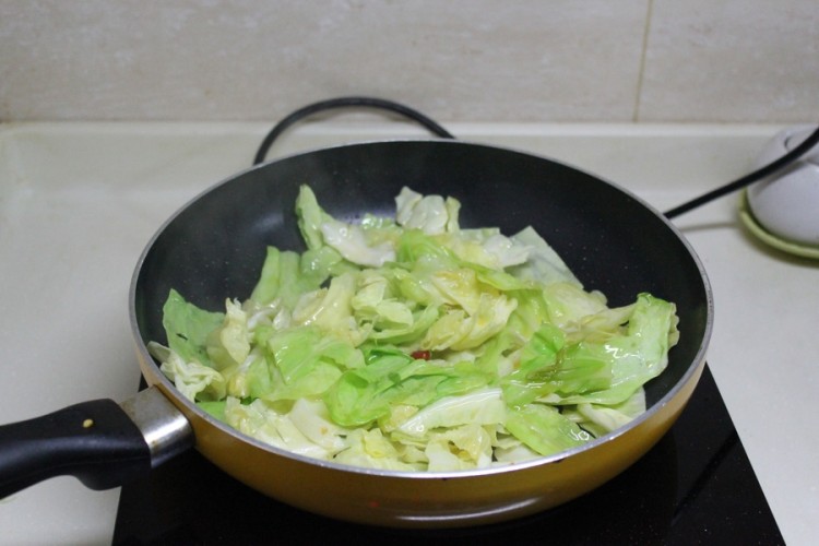 鸡丁圆白菜步骤7