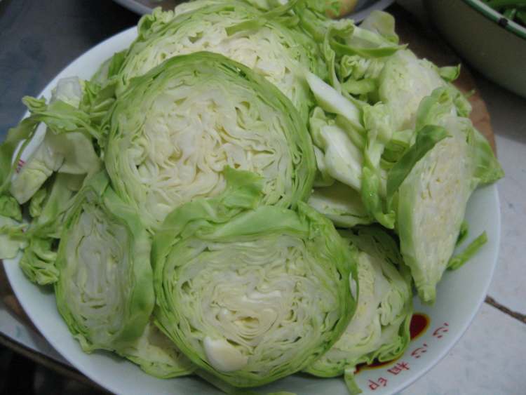 圆白菜拌木耳步骤2