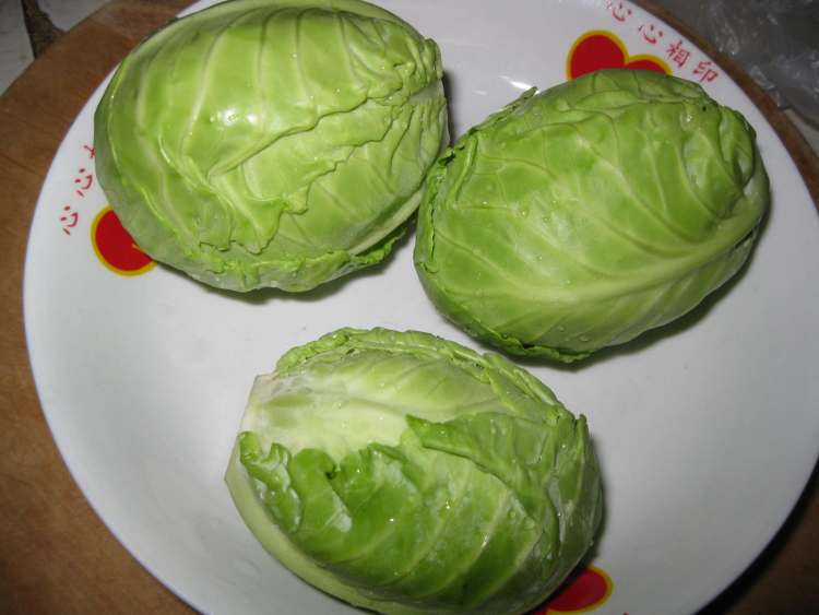 圆白菜拌木耳步骤1