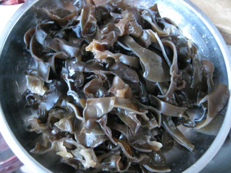 圆白菜拌木耳步骤5