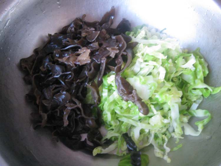 圆白菜拌木耳步骤7