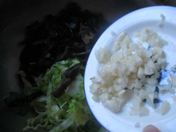 圆白菜拌木耳步骤8