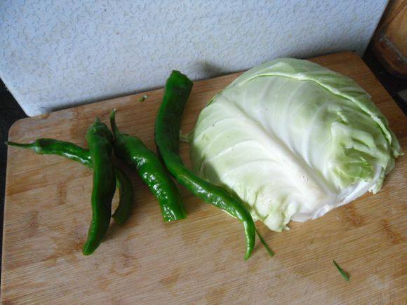 酸辣圆白菜步骤1