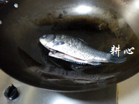 洋葱番茄鲫鱼汤步骤3