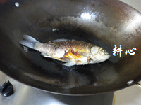 洋葱番茄鲫鱼汤步骤4