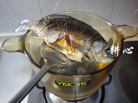 洋葱番茄鲫鱼汤步骤7