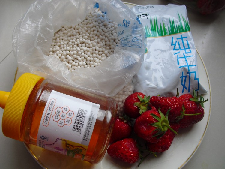牛奶草莓西米露步骤1