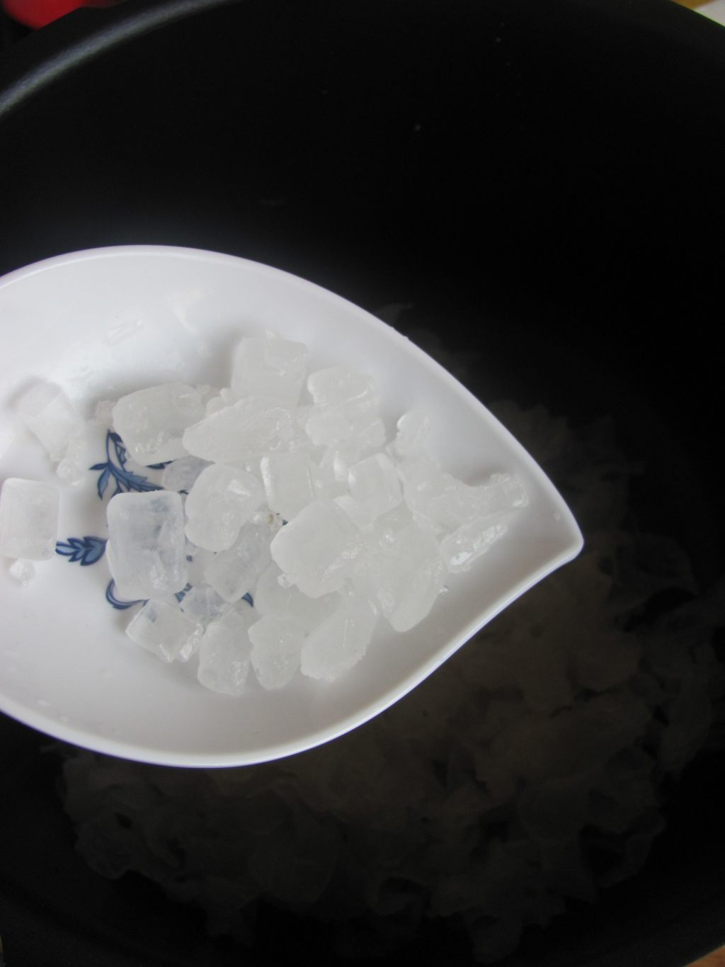 葡萄干菠萝银耳羹步骤5