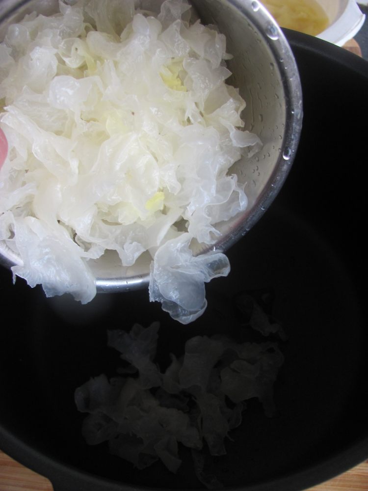 葡萄干菠萝银耳羹步骤4