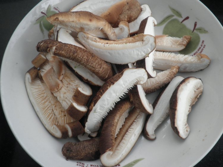西兰花炒香菇步骤1