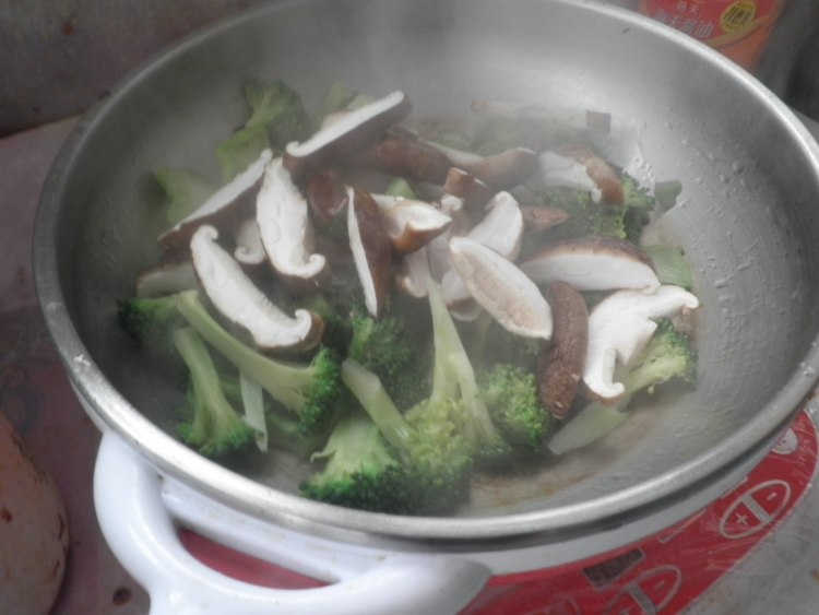 西兰花炒香菇步骤6