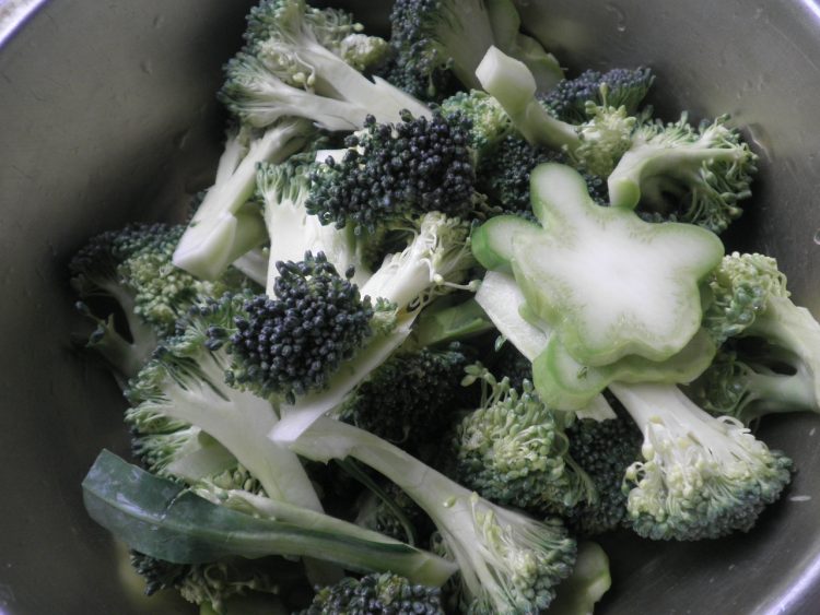 西兰花炒香菇步骤2