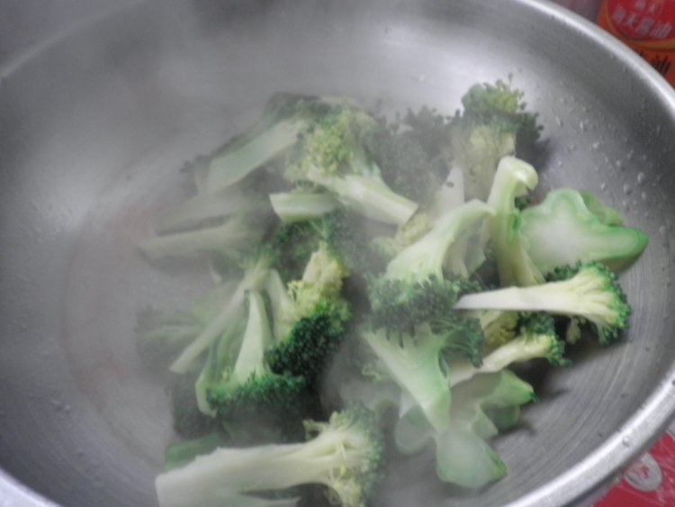 西兰花炒香菇步骤5