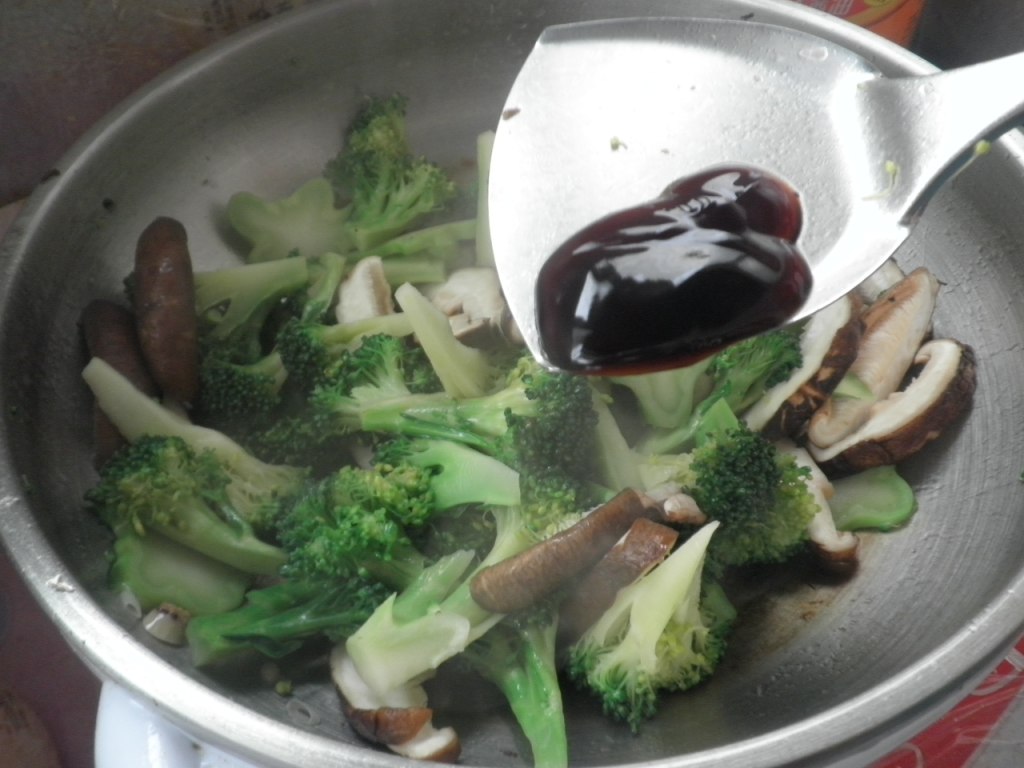 西兰花炒香菇步骤8