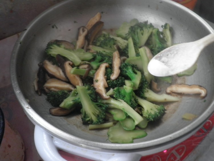 西兰花炒香菇步骤7