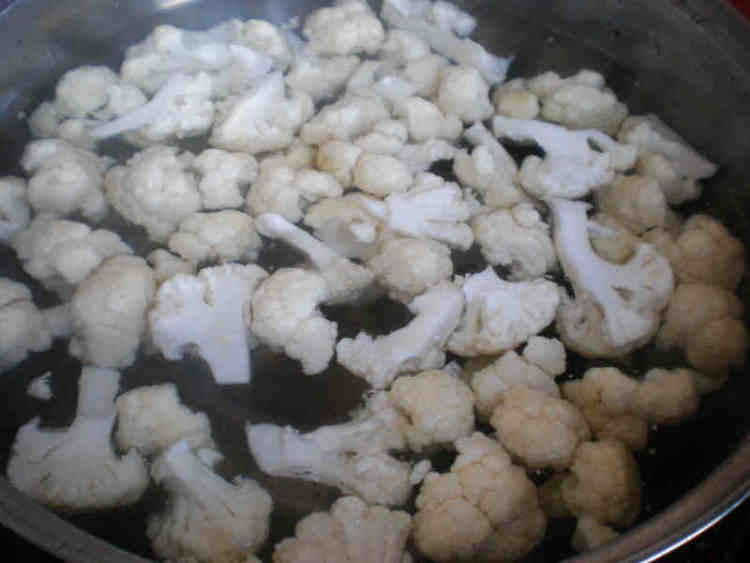 番茄菜花炒肉片步骤2