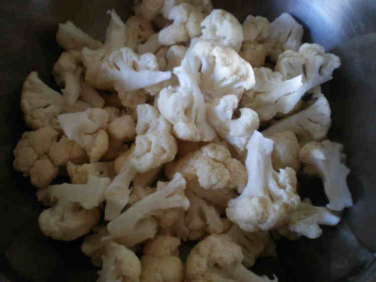 番茄菜花炒肉片步骤1