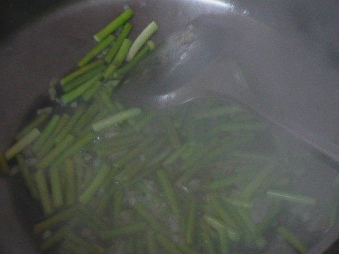 蒜苔炒蛋皮步骤8