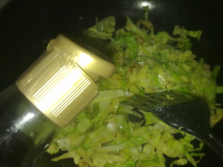虾米皮炒圆白菜步骤6