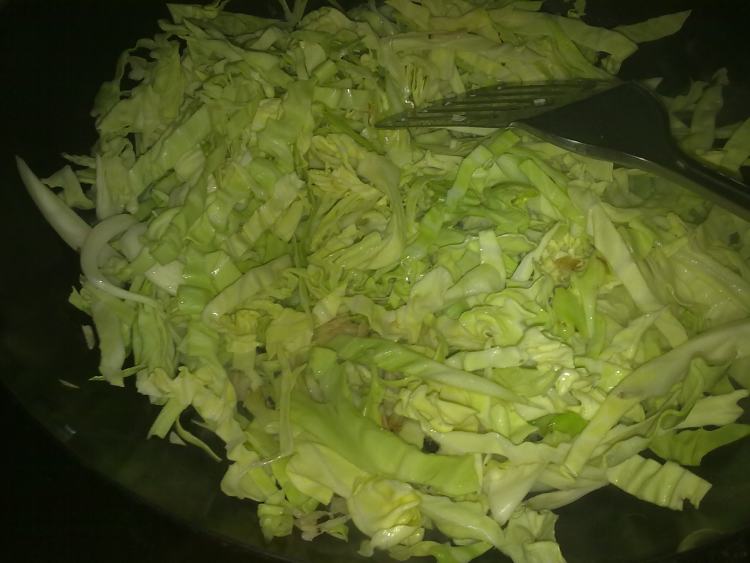 虾米皮炒圆白菜步骤5