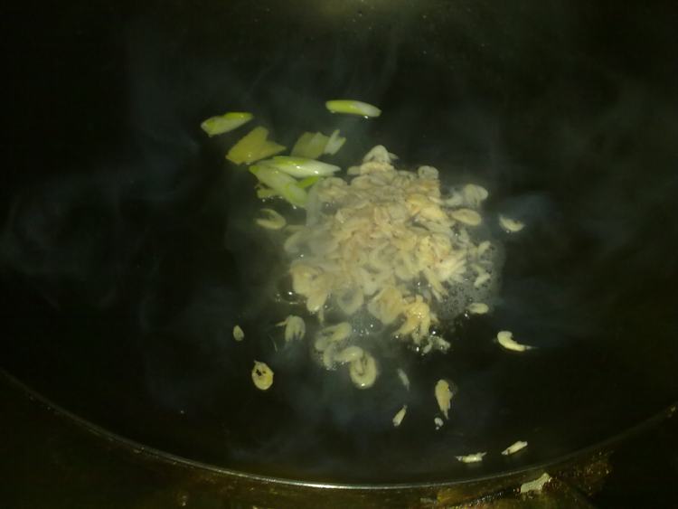 虾米皮炒圆白菜步骤4