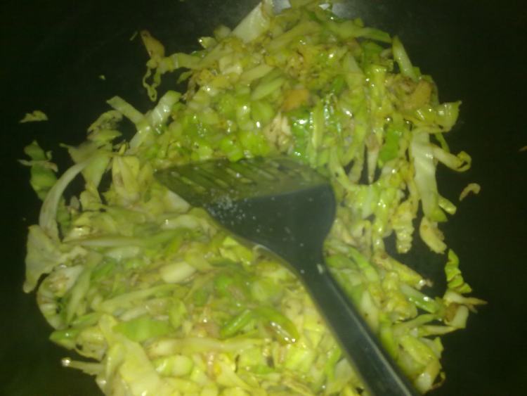 虾米皮炒圆白菜步骤7
