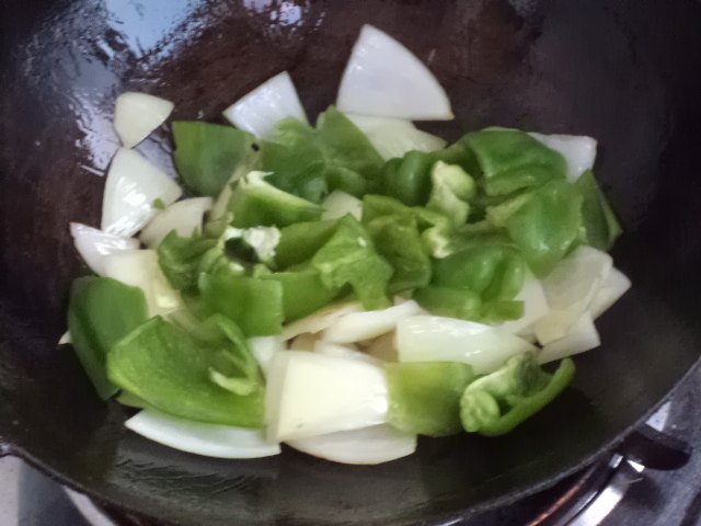 洋葱炒青椒步骤3