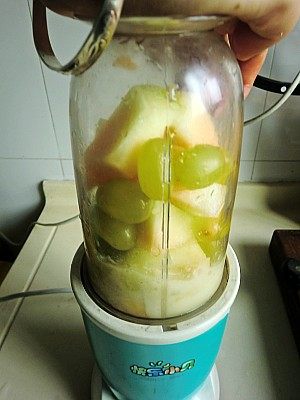 哈密瓜葡萄酸奶步骤3