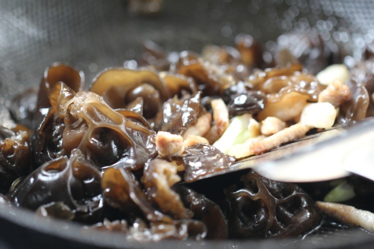 洋葱黑木耳炒肉步骤6