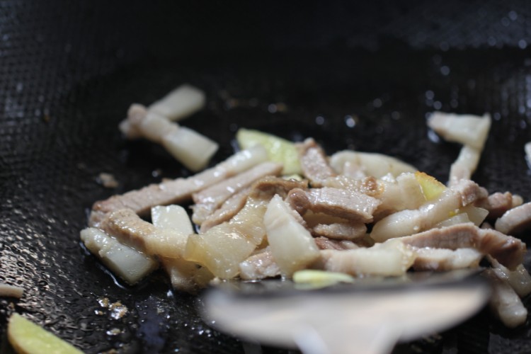 洋葱黑木耳炒肉步骤5