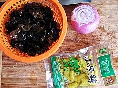 山椒洋葱拌木耳步骤1