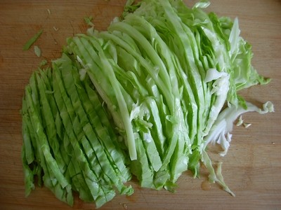 肉末炝炒圆白菜步骤2