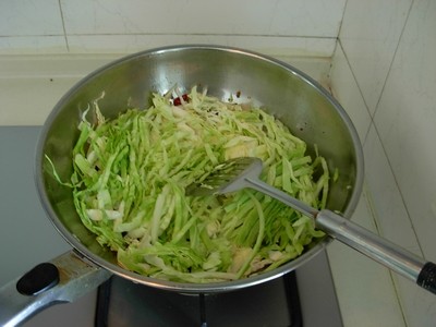 肉末炝炒圆白菜步骤6