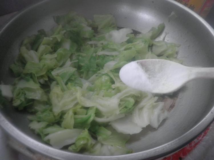 圆白菜炒肉步骤6