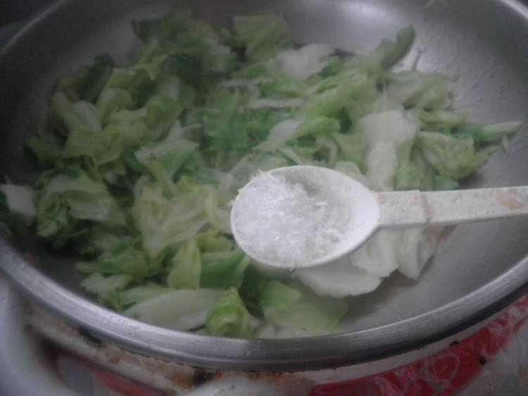 圆白菜炒肉步骤7