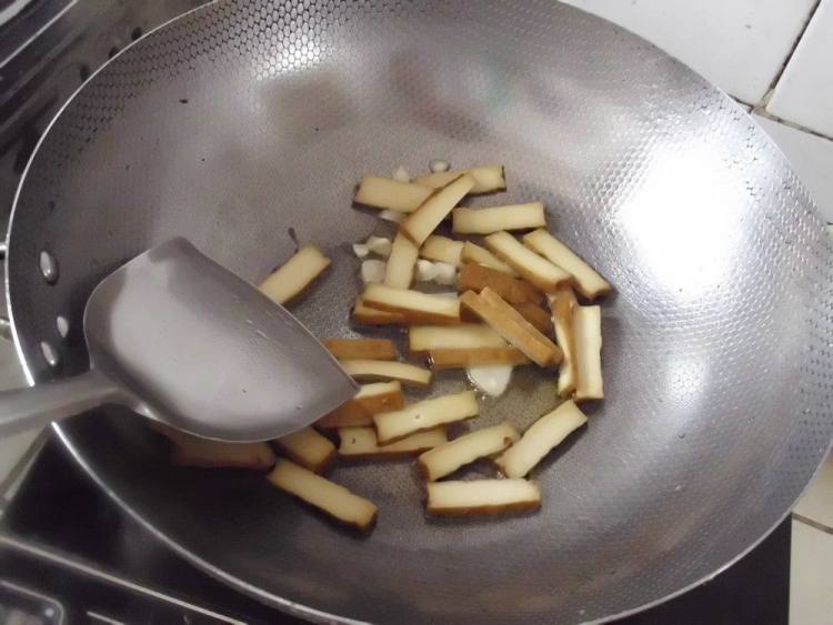 彩椒炒豆干步骤3