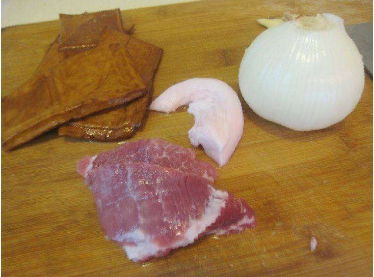 肉片炒洋葱豆干步骤1