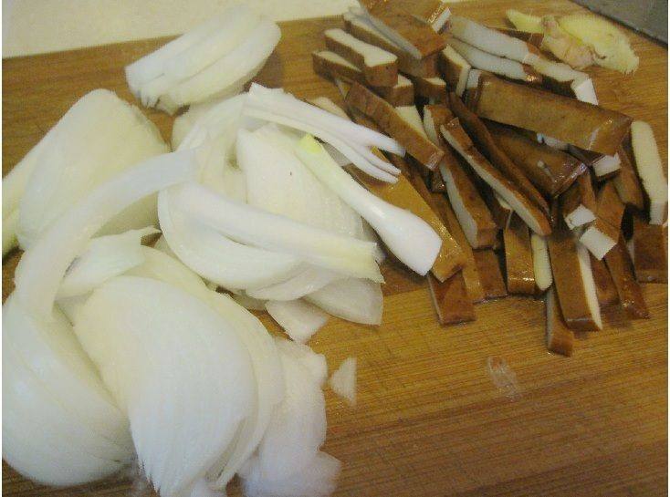 肉片炒洋葱豆干步骤3