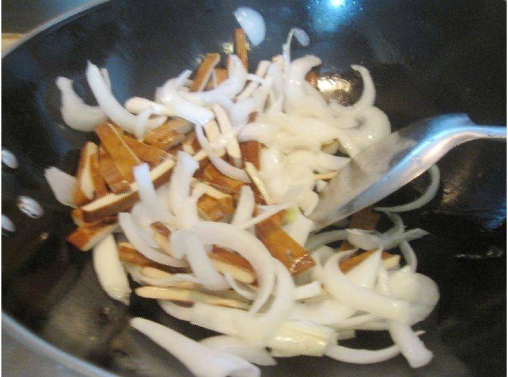 肉片炒洋葱豆干步骤6