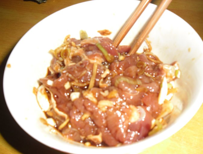 蒜苔炒肉片步骤1
