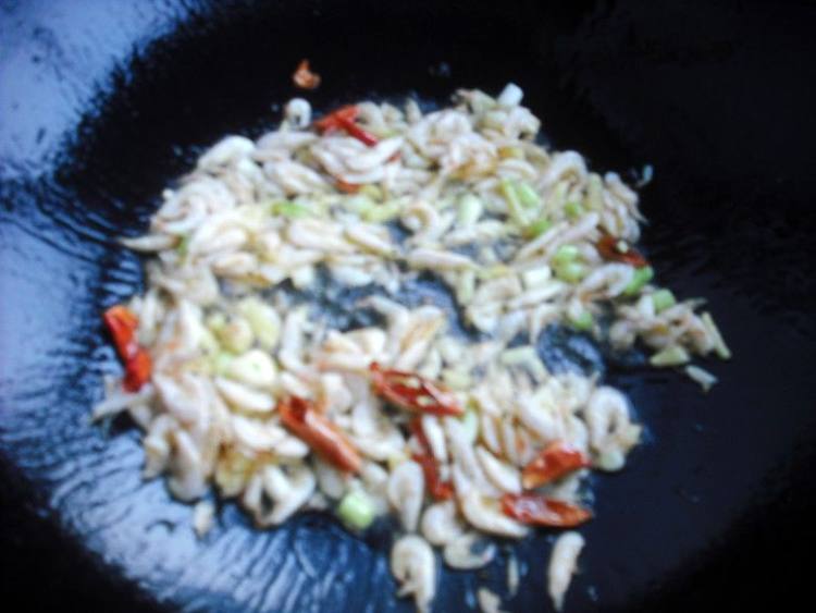 圆白菜炒虾米步骤6