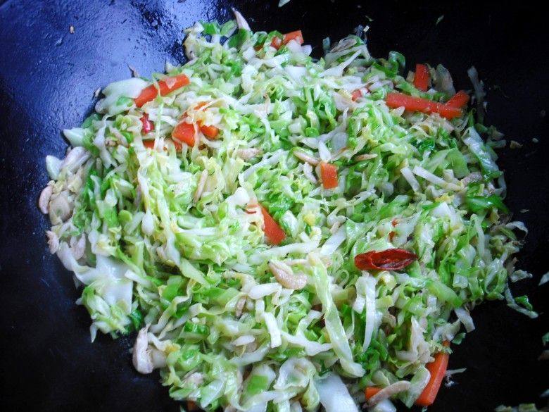 圆白菜炒虾米步骤8