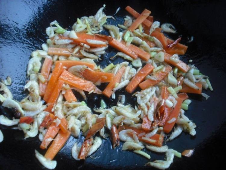 圆白菜炒虾米步骤7